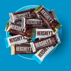 Chocolate<Hershey's Assorted Milk Chocolate and White Creme Candy Party Pack, 31.5 oz (3400093933)